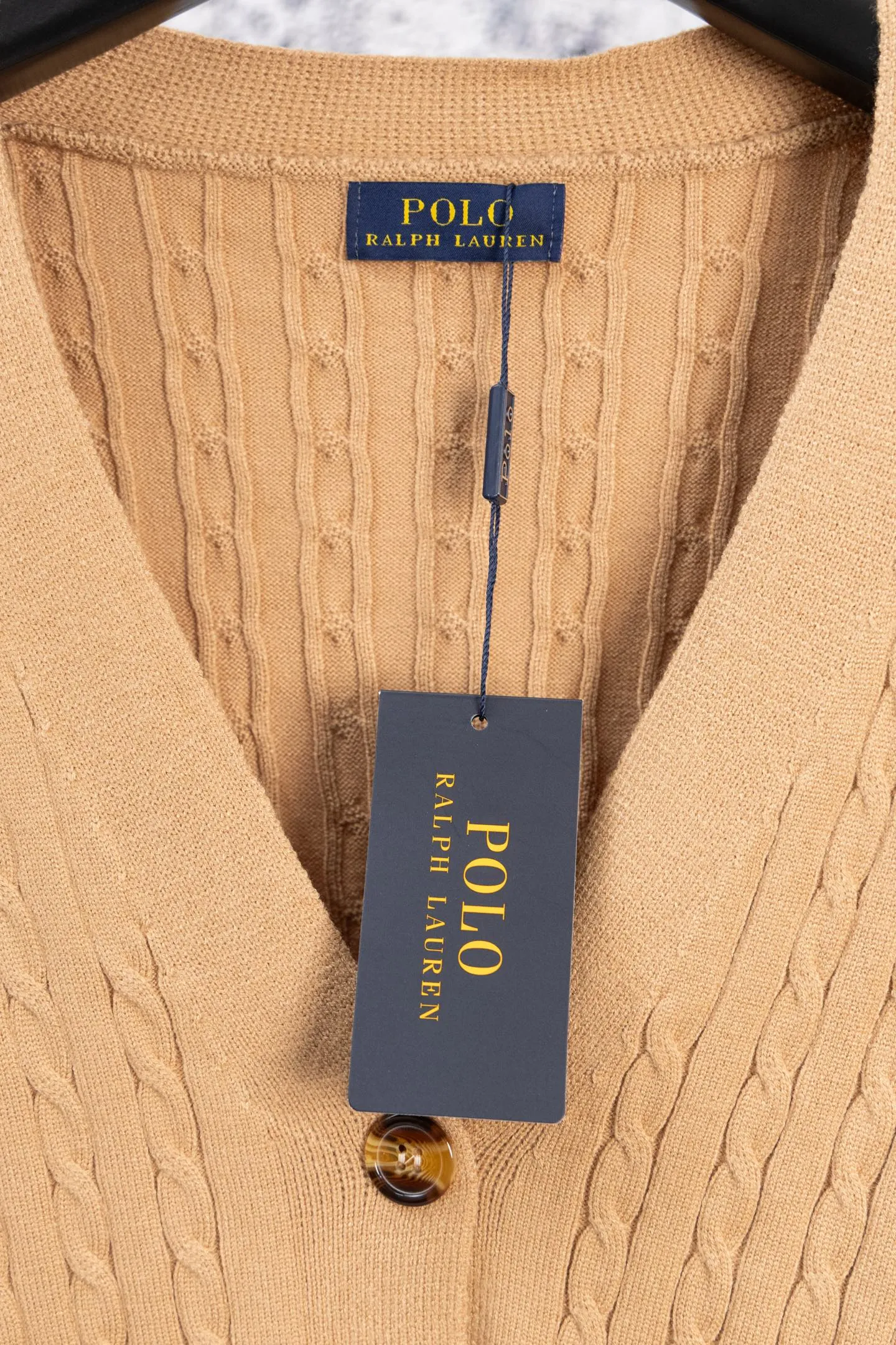 P190 Ralph Lauren Classic V-neck Solid Color Pony Embroidered Logo Knitted Cardigan Long Sleeve Ralph Lauren Classic Basic Versatile Twist Knitted Cardigan Long Sleeve Main supply platform live broadcast Wholesale entity Replenish when out of stock Not removed from the shelves Quality 1:1 patterning Complete three standards Correct version of pony logo Imported quality cotton yarn Focus on high-end Cost-effective Good quality Needless to say Zhao Lusi's same style is really amazing, so sweet I'm so beautiful. This cardigan is really good-looking. It's simple and easy to wear. It's a must-have for goddess ootd. Good-looking clothes are never picky. A must-have in the wardrobe of goddesses. Size: S-XL. Color: Navy blue, red, khaki, dark gray.